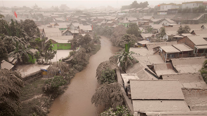 Indonesia’s violent Mount Kelud eruption kills 3, displaces hundreds of thousands