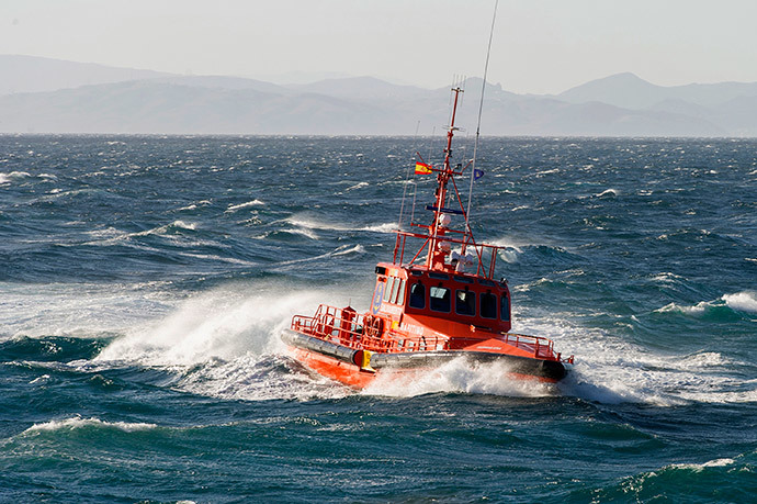 The Spanish emergency boat Salvamar Atria (Barbate) heads to Tarifa harbour with would-be immigrants after they were being rescued off the Spanish coast and led to Tarifa, on December 3, 2013 (AFP Photo / Marcos Moreno)