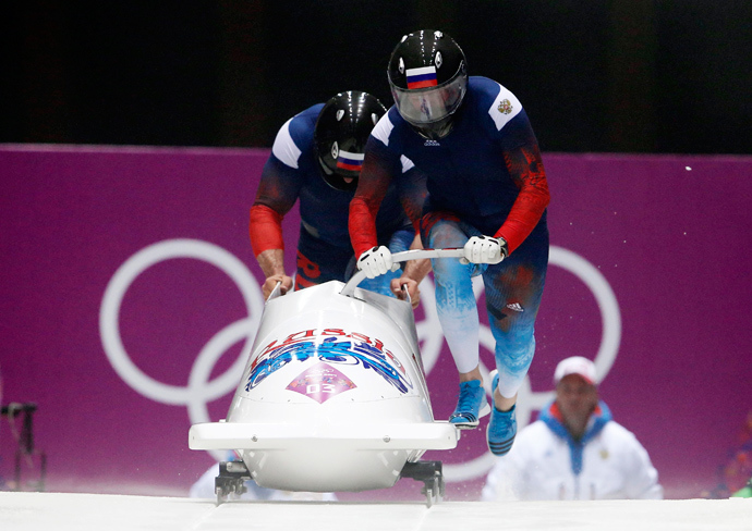 Russia's pilot Alexander Zubkov (front) and Alexey Voevoda start a run during the men's two-man bobsleigh competition at the 2014 Sochi Winter Olympics February 16, 2014 (Reuters / Arnd Wiegmann)