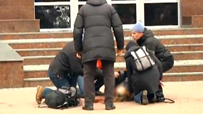 Woman shot as crowds storm Ukrainian regional security service office (GRAPHIC VIDEO)