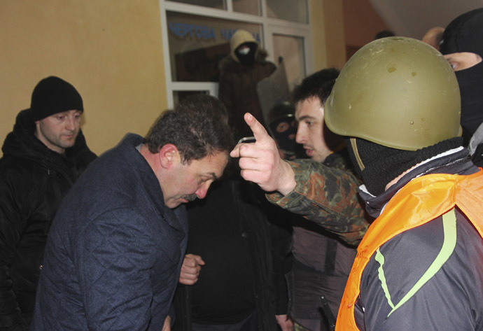 Anti-government protesters capture Volyn Region Governor Alexander Bashkalenko (2nd L, front) during a rally in the town of Lutsk in northwestern Ukraine, February 19, 2014. (Reuters/Petro Krivoshey) 