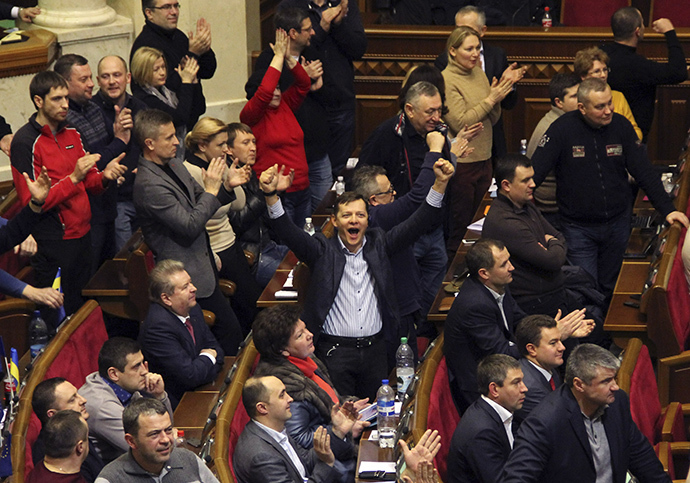 Ukrainian opposition members celebrate during the voting in parliament in Kiev February 20, 2014. (Reuters / Viktor Gurniak)