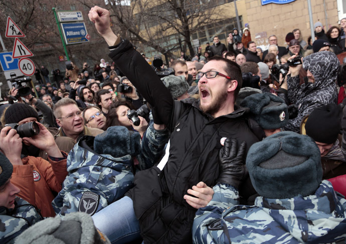 Police detain an opposition protester near the Zamoskvoretsky Court building in Moscow (RIA Novosti/Aleksey Nichukin)