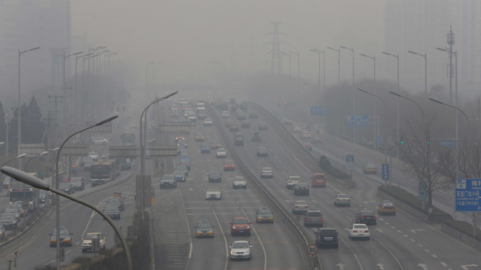 Cars drive on the second ring road amid the heavy haze in Beijing February 21, 2014.(Reuters / Jason Lee)