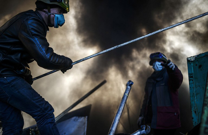 Protesters build a barricade early in the morning on February 21, 2014 at the Independent square in Kiev. (AFP Photo / Bulent Kilic)