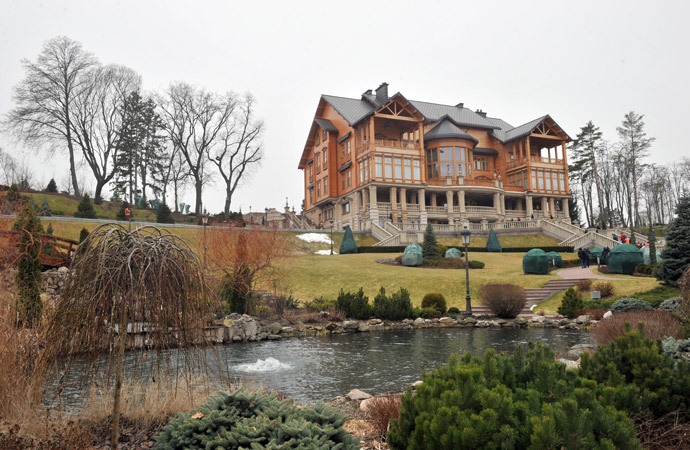 The main building of Ukrainian President Viktor Yanukovych's residency near Kiev on February 22 (AFP Photo / Genya Savilov) 