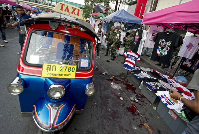 Thai police officers inspect the site of an explosion scene during an anti-government protest at Khao Saming district, Trat province February 23, 2014. (AFP Photo / Porchnai Kittiwongsakul)