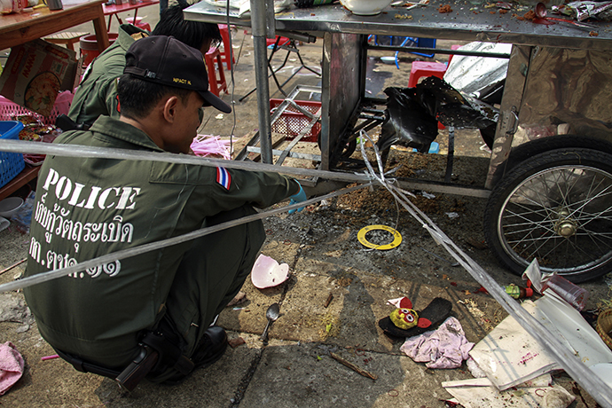 Thai police officers inspect the site of an explosion scene during an anti-government protest at Khao Saming district, Trat province February 23, 2014. (Reuters)