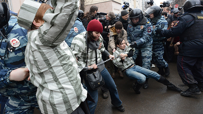 OMON (riot police) officers detain protesters outside Zamoskvoretsky district court in Moscow, on February 24, 2014 (AFP Photo / Vasily Maximov)