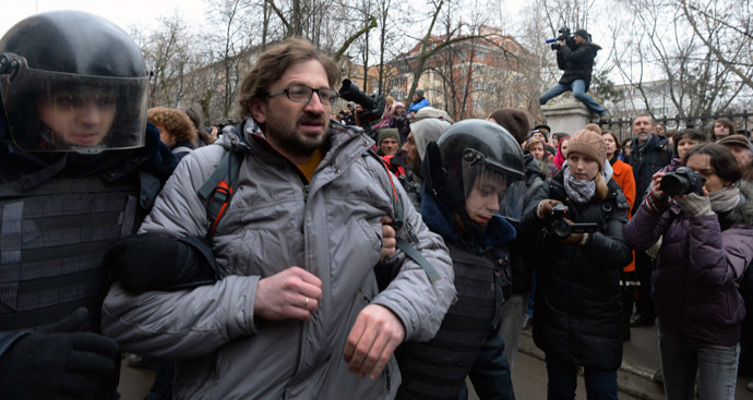 Police officers detain protesters outside Zamoskvoretsky district court in Moscow, on February 24, 2014 (AFP Photo/Vasily Maximov)