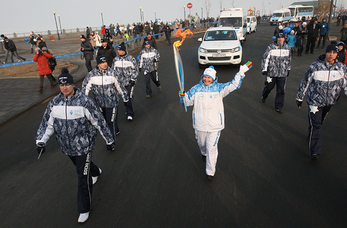 Torch-bearer Viktoria Klimina during the Paralympic Torch Relay in Vladivostok (RIA Novosti / Vitaliy Ankov)