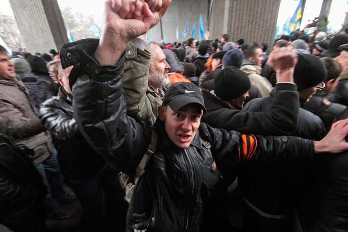 People attend a rally organized mainly by ethnic Russians near the Crimean parliament building in Simferopol February 26, 2014.(Reuters / Str)