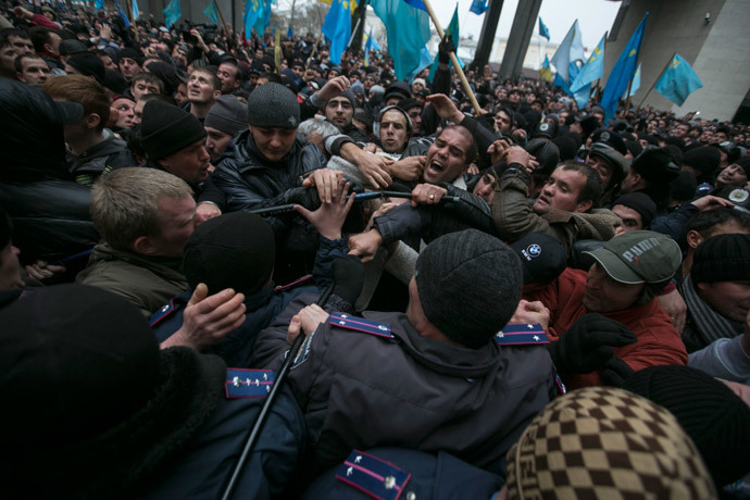 Ukrainian police try and separate ethnic Russians and Crimean Tatars (R) during rallies near the Crimean parliament building in Simferopol February 26, 2014. (Reuters / Baz Ratner)
