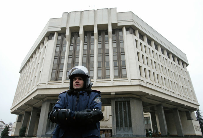 An Interior Ministry member stands guard near the Crimean parliament building in Simferopol February 27, 2014.(Reuters / David Mdzinarishvili)