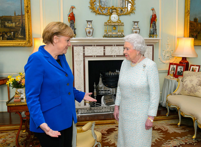 Britain's Queen Elizabeth speaks with German Chancellor Angela Merkel at Buckingham Palace in central London February 27, 2014. (Reuters / Dominic Lipinski / pool)