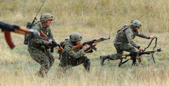 Georgian soldiers participate in the joint US-Georgia training "Immediate Response 2009", 20km from Tbilisi at the Vaziani military base on October 30, 2009. (AFP Photo / Vano Shlamov) 