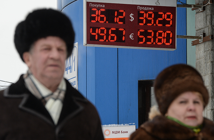 Novosibirsk residents walk past a currency exchange board. (RIA Novosti / Alexandr Kryazhev)