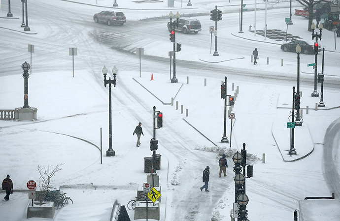 People navigate snow covered streets near Union Station March 3, 2014 in Washington, DC. (AFP Photo / Win Mcnamee)
