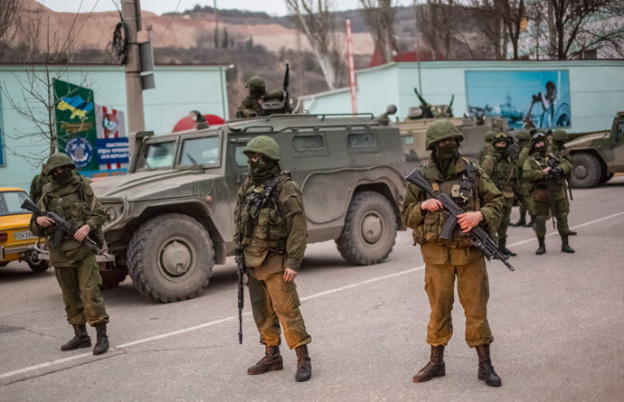 Military at the boundary of the Sevastopol naval detachment and the Ukrainian state border guard service in Balaklava district near Sevastopol.(RIA Novosti / Andrey Stenin)