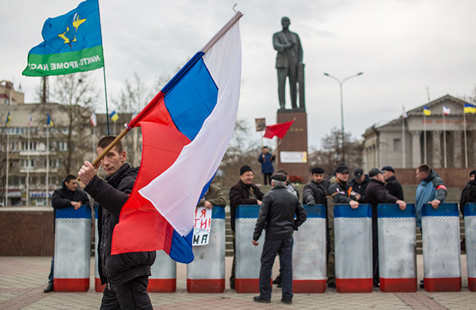 Members of people's militia on the square near the Crimean Council of Ministers' building. (RIA Novosti / Andrey Stenin)