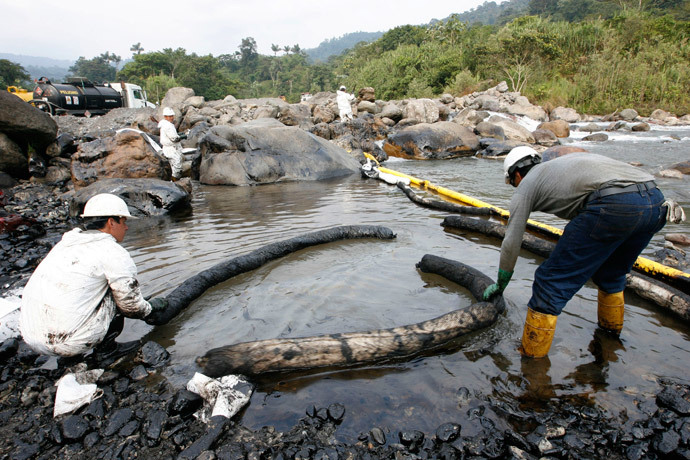 Workers clean an oil spill on the Santa Rosa river February 26, 2009.(Reuters / Guillermo Granja)
