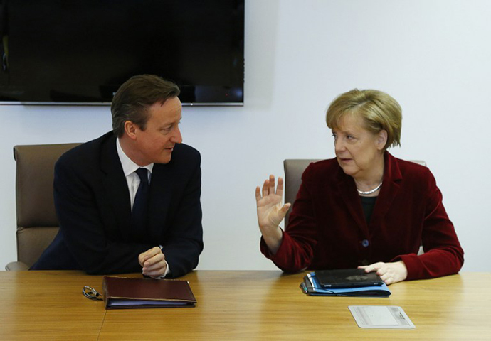 Britain's Prime Minister David Cameron (L) speaks with Germany's Chancellor Angela Merkel as they meet ahead of a European leaders emergency summit on Ukraine, in Brussels, on March 6, 2014. (AFP Photo / Yves Herman)