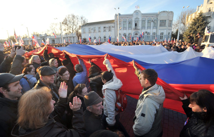 Pro-Russian activists carry a huge Russian flag during their rally in the western Crimean city of Yevpatoria on March 5, 2014. (AFP Photo)