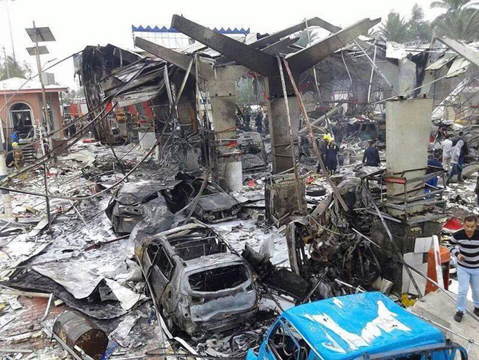 A picture taken on March 9, 2014 shows burnt out vehicles at the site of a suicide bombing that killed at least 21 people at a checkpoint near Baghdad, northern entrance to Hilla (AFP Photo / STR)