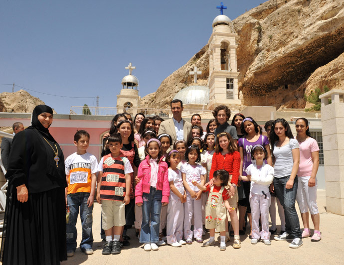 Syrian President Bashar al-Assad and his wife Asma pose for a group photo with orphans at the Mar Taqla convent in Maalula, 60 kms north of Damascus, on April 27, 2008.(AFP Photo / STR)