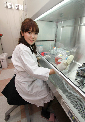 This picture taken on January 28, 2014 shows Japan's national institute Riken researcher Haruko Obokata working at her laboratory in Kobe in Hyogo prefecture, western Japan. (AFP Photo / Jiji Press Japan out)