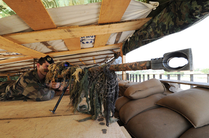 A French soldier looks through his weapon's scope during a securing mission at Bangui's airport, Central African Republic (AFP Photo / Sia Kambou)