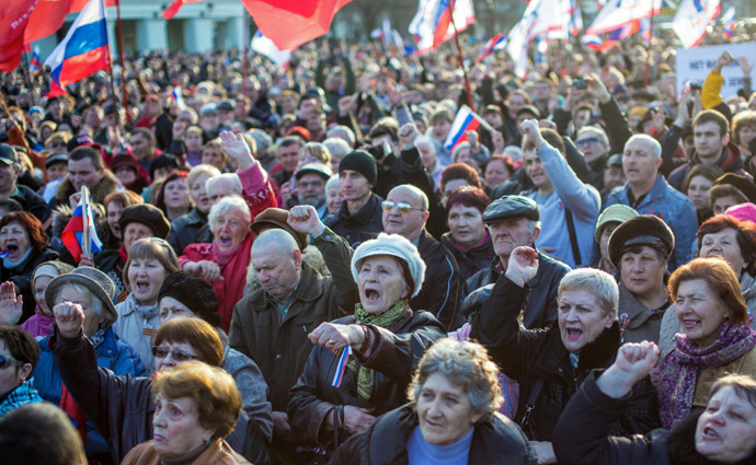 Participants of a rally on Yevpatoria's central square voice their support to Russia. (RIA Novosti/Andrey Stenin)