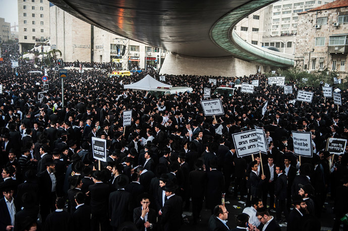 Ultra-Orthodox Jews take part in a mass prayer vigil in Jerusalem on March 2, 2014.(AFP Photo / David Buimovitch)