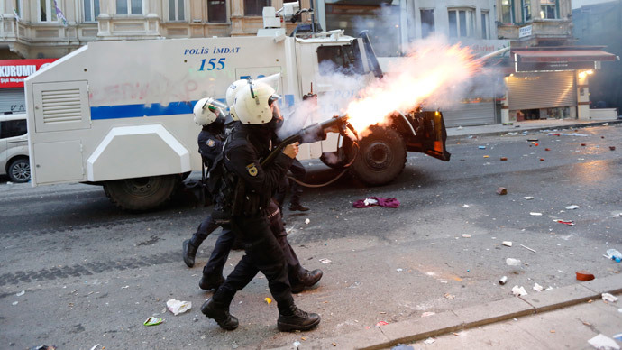 Riot police fire tear gas to disperse anti-government protesters during a demonstration in Istanbul March 12, 2014.(Reuters / Murad Sezer )