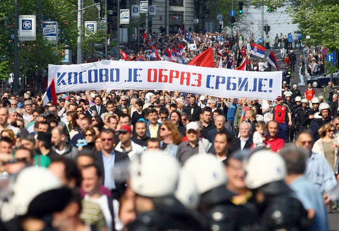 Protesters hold banners against the the EU-brokered Kosovo accord and call for a referendum on the deal as they march in Belgrade April 22, 2013.(Reuters / Djordje Kojadinovic)