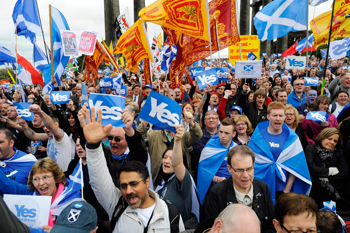 Pro-independence supporters as they gather for a rally in Edinburgh on September 21, 2013.(AFP Photo / Andy Buchanan)