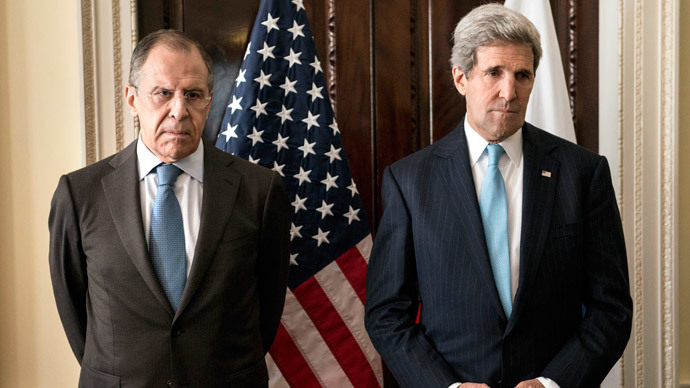 Russian Foreign Minister Sergey Lavrov (L) and US Secretary of State John Kerry stand together before a meeting at Winfield House in London on March 14, 2014. (AFP Photo / Brendan Smialowski)