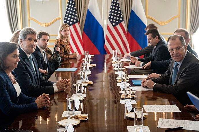 US Secretary of State John Kerry (2nd L) and Russian Foreign Minister Sergei Lavrov (R) wait to start their meeting at Winfield House, the residence of the US ambassador to the UK, in London on March 14, 2014. (AFP Photo / Brendan Smialowski)