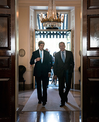 Russian Foreign Minister Sergei Lavrov (R) and US Secretary of State John Kerry (L) walk together ahead of a meeting at Winfield House, the residence of the US ambassador to the UK, in London on March 14, 2014. (AFP Photo / Pool / Brendan Smialowski)