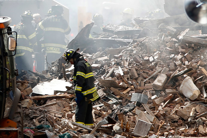 New York City emergency responders search through the rubble at the site of a building explosion in the Harlem section of New York, March 13, 2014.(Reuters / Eduardo Munoz )