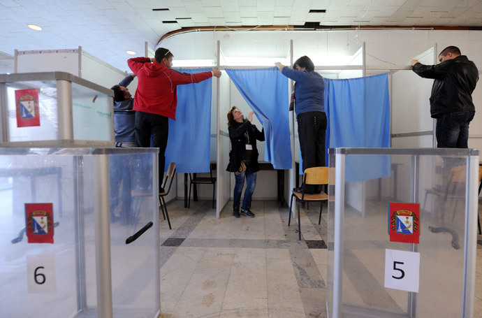Employees prepare the polling booth in one of the polling stations of Sevastopol on March 15, 2014, on the eve of the referendum in Crimea.(AFP Photo / Viktor Drachev)