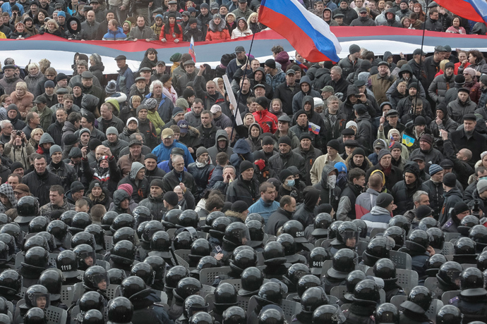 Pro-Russian activists hold giant Russian flags during their rally in the eastern Ukrainian city of Donetsk on March 16, 2014.(AFP Photo / Alexander Khudoteply)