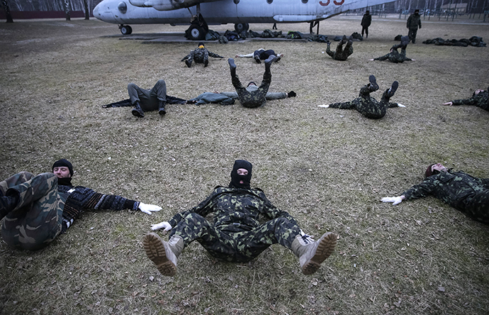 Members of a "Maidan" self-defense battalion take part in weapons training at a Ukrainian Interior Ministry base near Kiev March 17, 2014. (Reuters / Gleb Garanich)