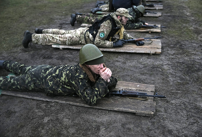 Members of a "Maidan" self-defense battalion take part in weapons training at a Ukrainian Interior Ministry base near Kiev March 17, 2014. (Reuters / Gleb Garanich)