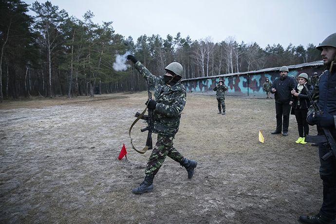 Members of a "Maidan" self-defense battalion take part in weapons training at a Ukrainian Interior Ministry base near Kiev March 17, 2014. (Reuters / Gleb Garanich)