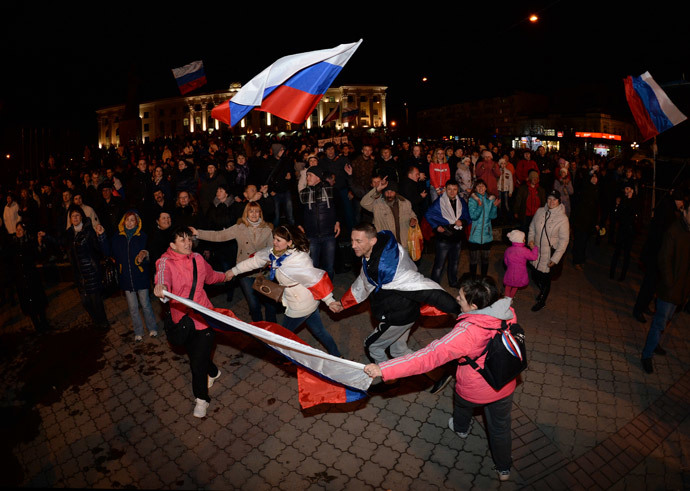 Simferopol residents in the central square watch the broadcast of a concert honoring the signing of the acceptance of Crimea into the Russian Federation.(RIA Novosti / Mikhail Voskresenskiy)