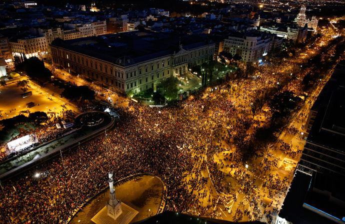Anti-austerity demonstrators crowd into Colon square as they take part in a demonstration which organisers have labeled the "Marches of Dignity" in Madrid, March 22, 2014 (Reuters / Paul Hanna)