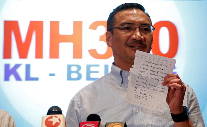 Malaysia's acting Transport Minister Hishammuddin Hussein holds up a note that he has just received on a new lead in the search for the missing Malaysia Airlines Flight MH370, during a news conference at Kuala Lumpur International Airport March 22, 2014. (Reuters / Edgar Su)