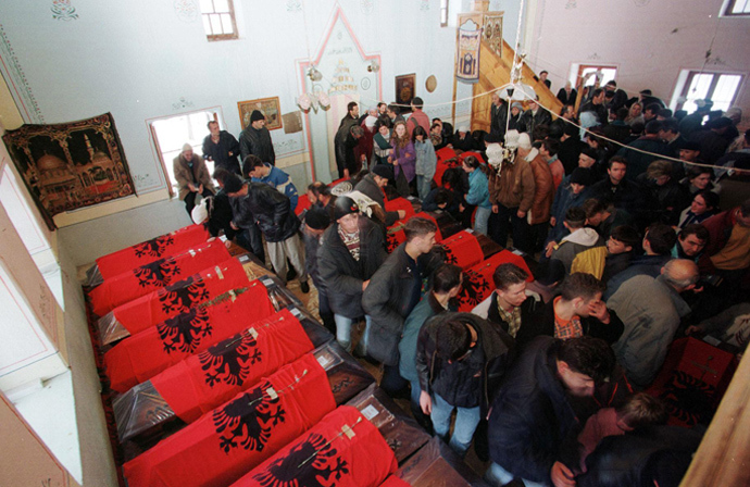 Kosovar families enter Racak mosque where the coffins of ethnic Albanians killed on January 15 were brought in,10 February, in southern Kosovo (AFP Photo)