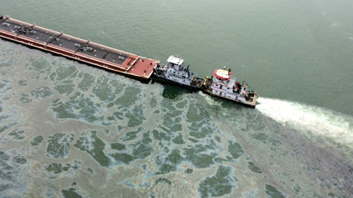 Oil spill clean-up closes off vital Texas channel for second day